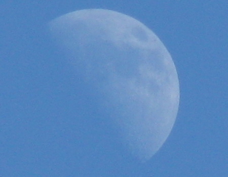 Фотографировать луну, когда она на небе днем, очень замечательно выходит