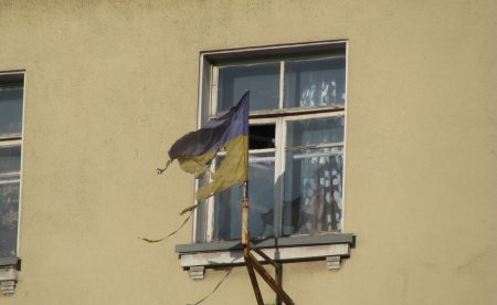 Этот флаг четкое отображение ситуации в стране - молодая Украина гниет и рвется на куски